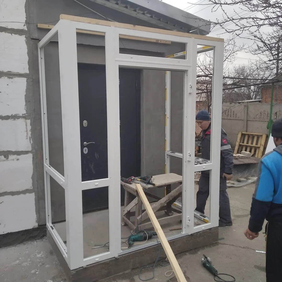 Білий засклений дверний блок на підставці до встановлення