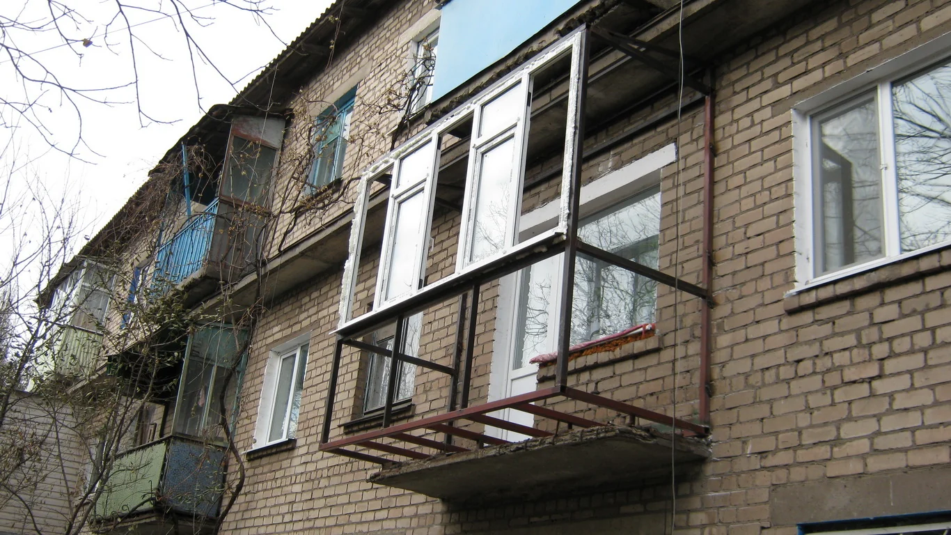 Металевий каркас парапету перед зовнішнім оздобленням