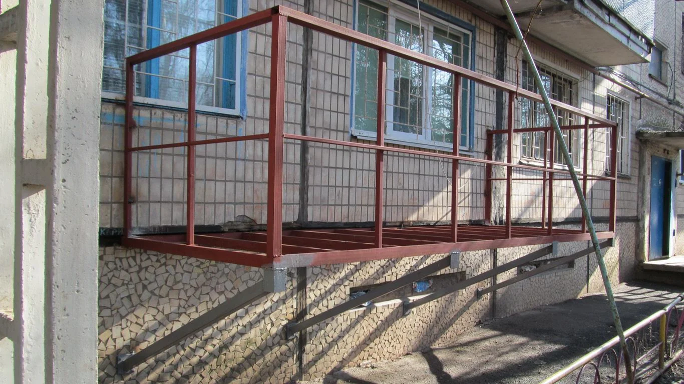 Металева основа балконного огородження на робочому етапі