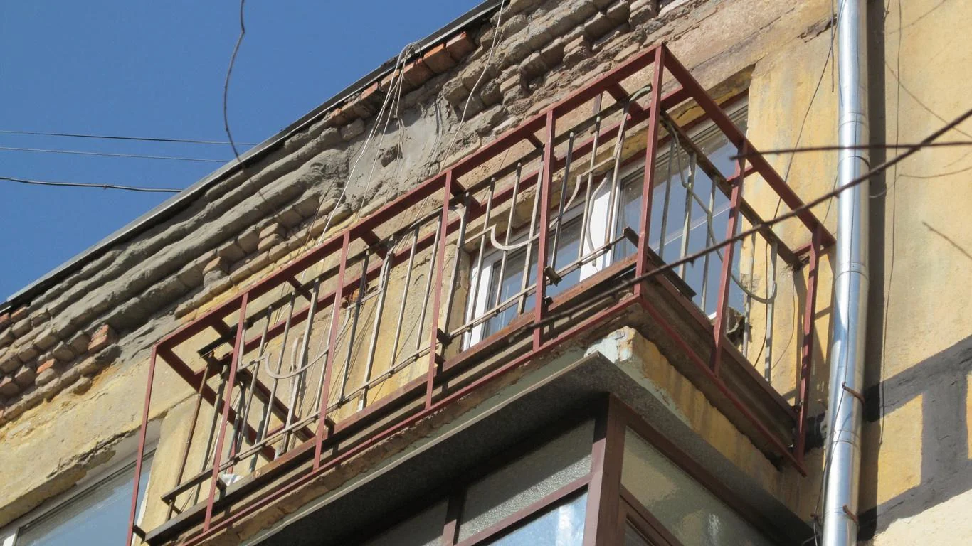 Металевий каркас балкона з боку фасаду