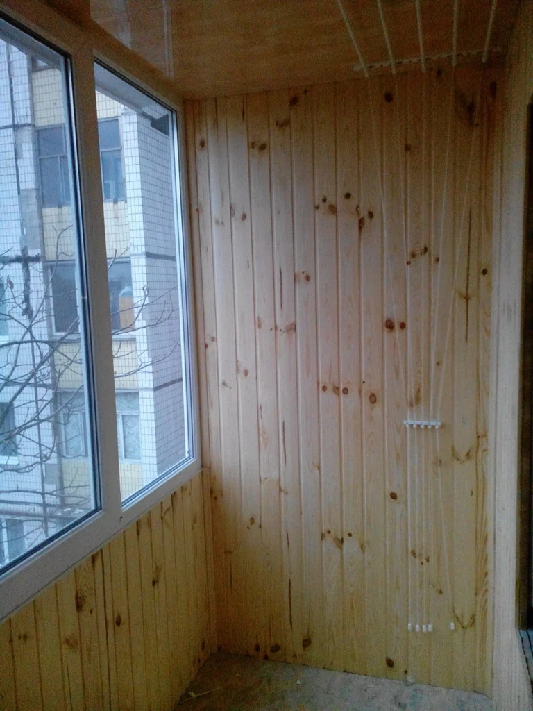 Дерев’яна вагонка на торцевій стіні біля вікна