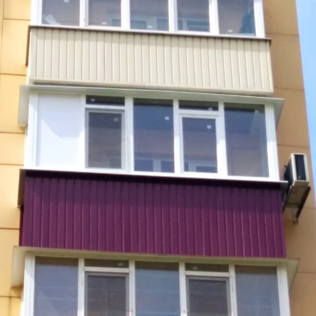 Балкон із насиченою бордовою обшивкою