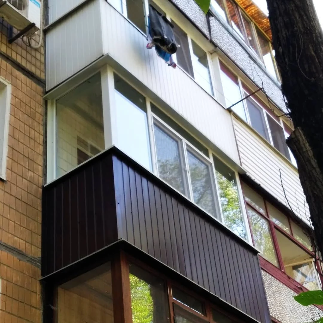 Темна обшивка кутового балкона: ракурс знизу