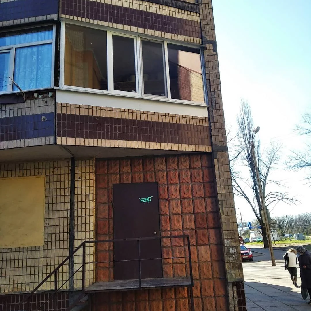Скління в коричневих тонах на куті цегляного будинку