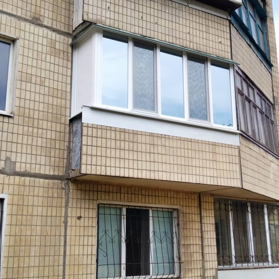 Світлий балкон на облицьованому фасаді