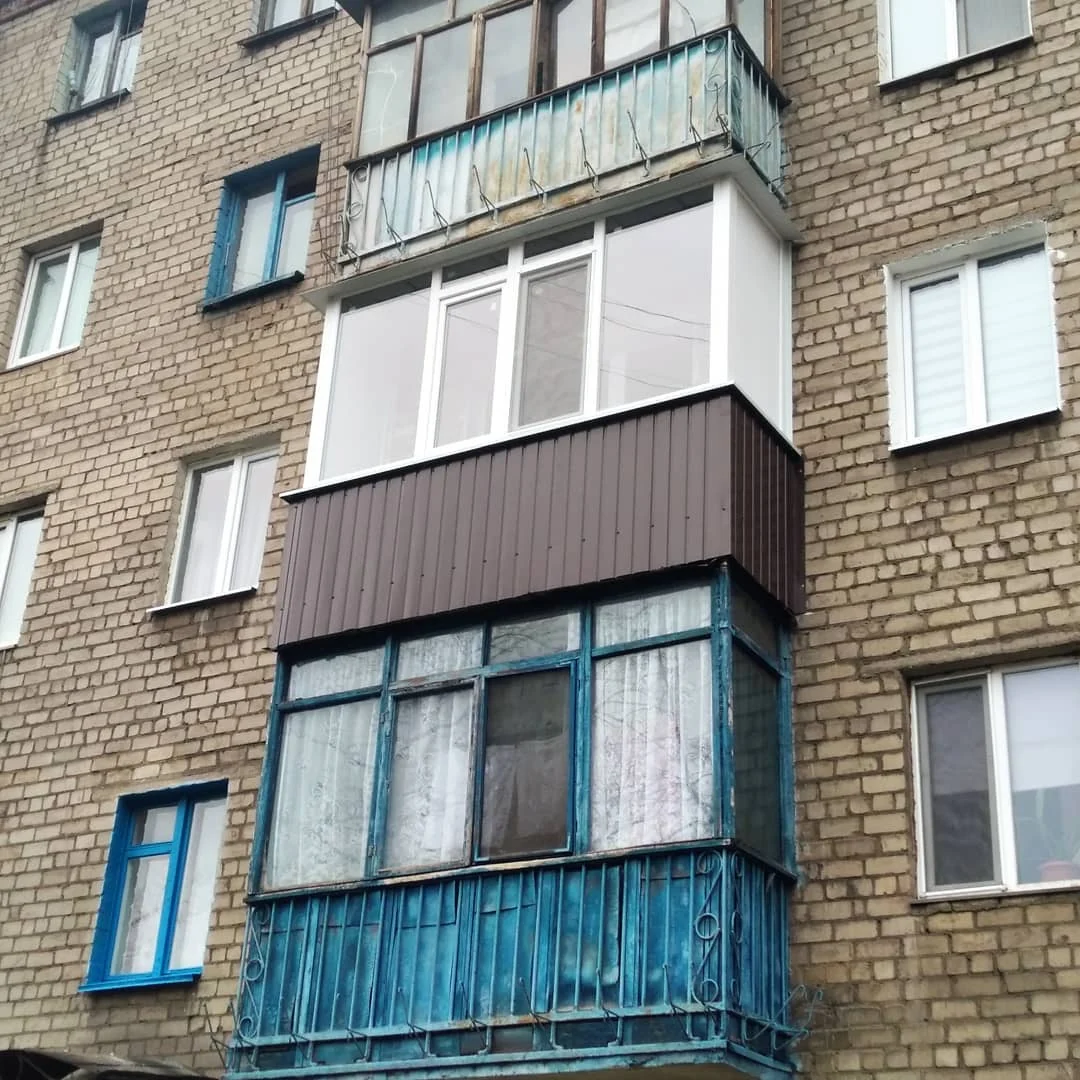 Контрастне поєднання темної обшивки й білих рам