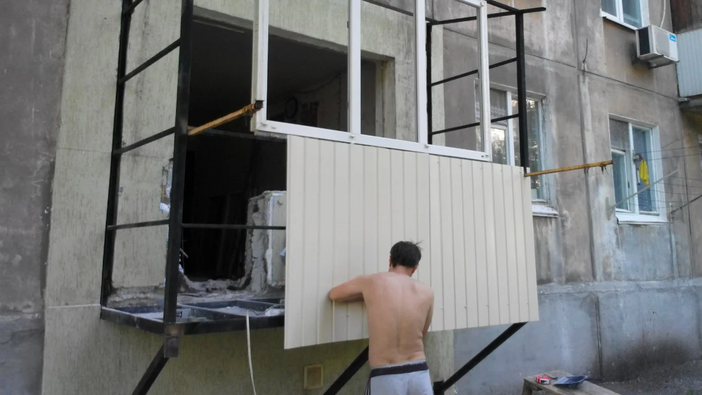 Монтаж світлої обшивки нижньої частини балкона
