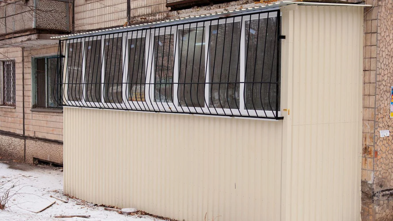 Довге скління з решітками та світлою нижньою обшивкою
