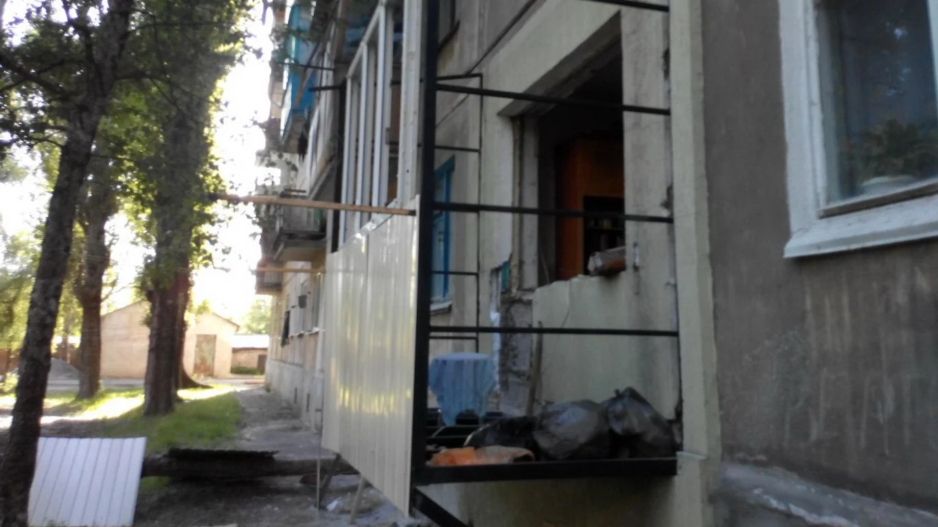 Каркас і початок облицювання балкона біля рівня землі
