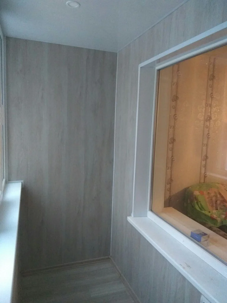 Світле оздоблення біля балконного вікна
