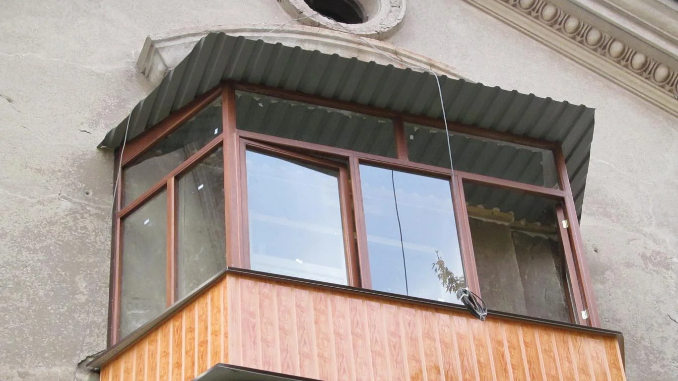 Кутова конструкція балкона під окремим дахом