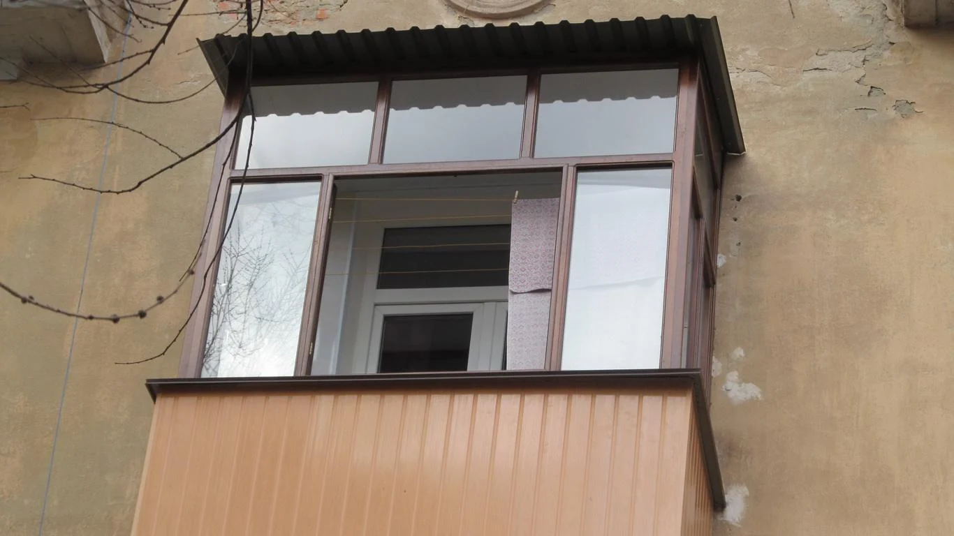 Дах над верхньою частиною балконного скління