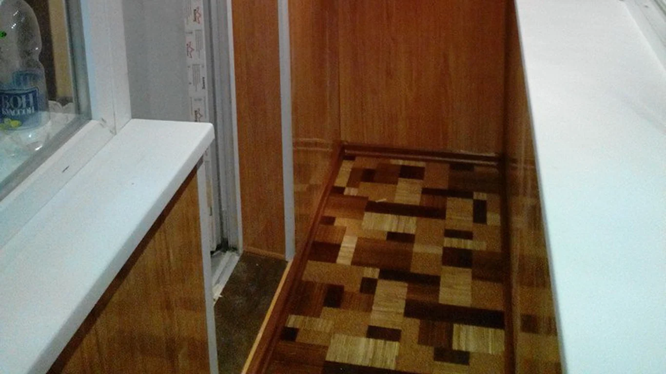 Контрастний геометричний малюнок покриття вузького балкона