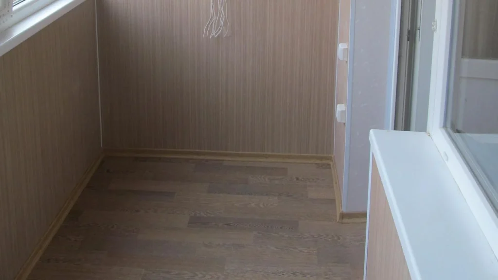 Підлога з деревним малюнком на світлому балконі