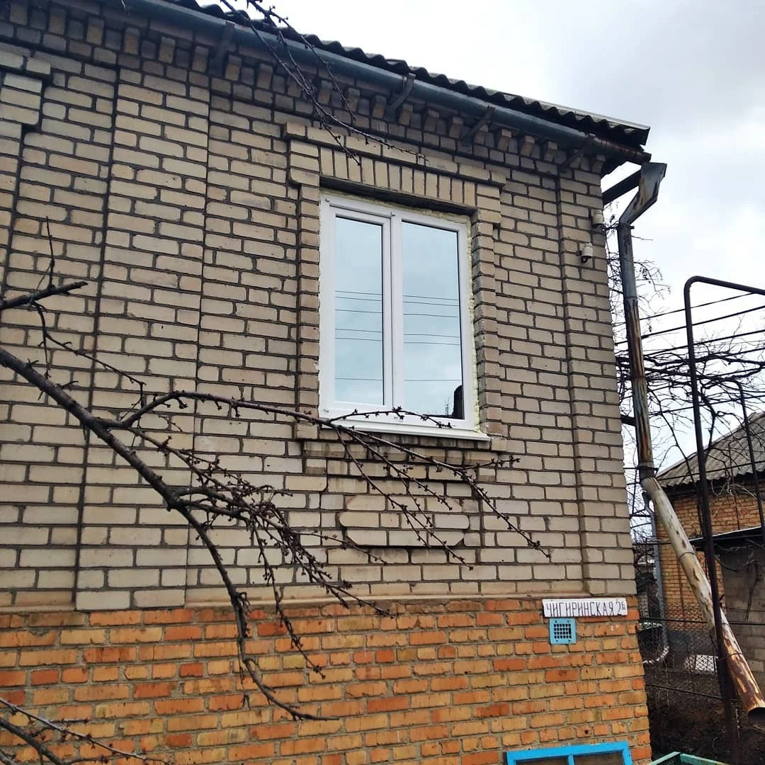 Невелике біле вікно в цегляній стіні