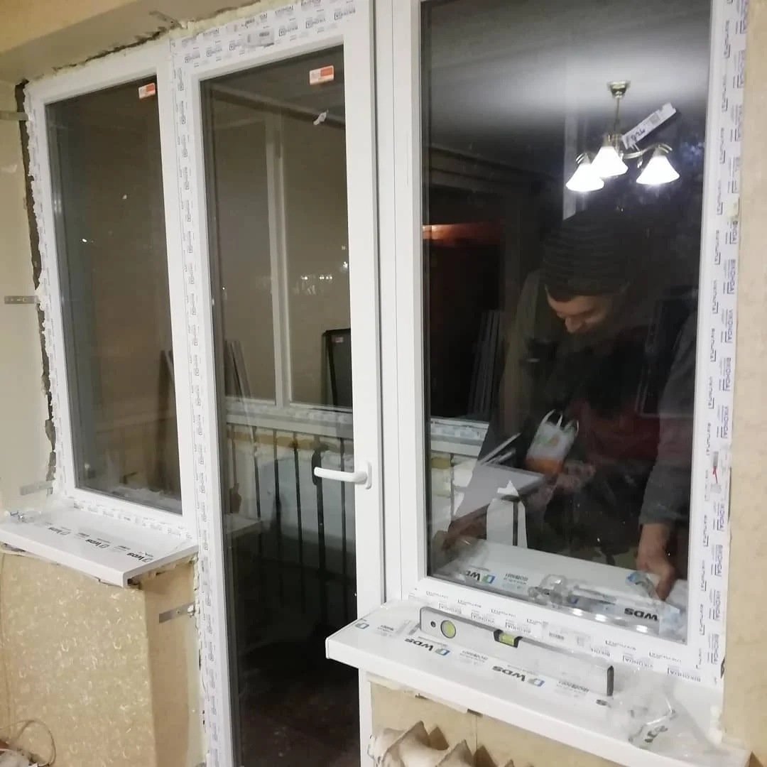 Віконно-дверний балконний блок під час монтажних робіт