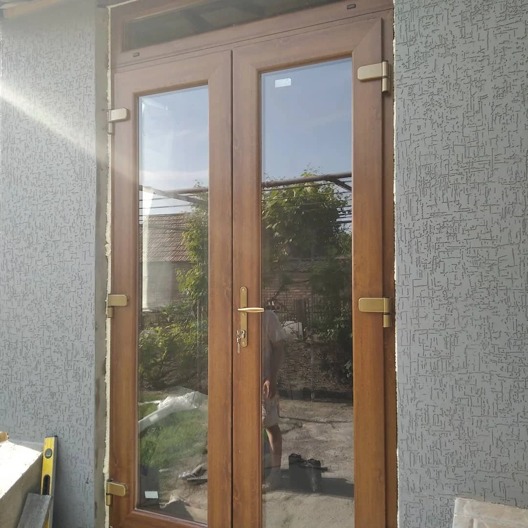 Двері з деревним декором і скляними вставками — зовнішній вигляд
