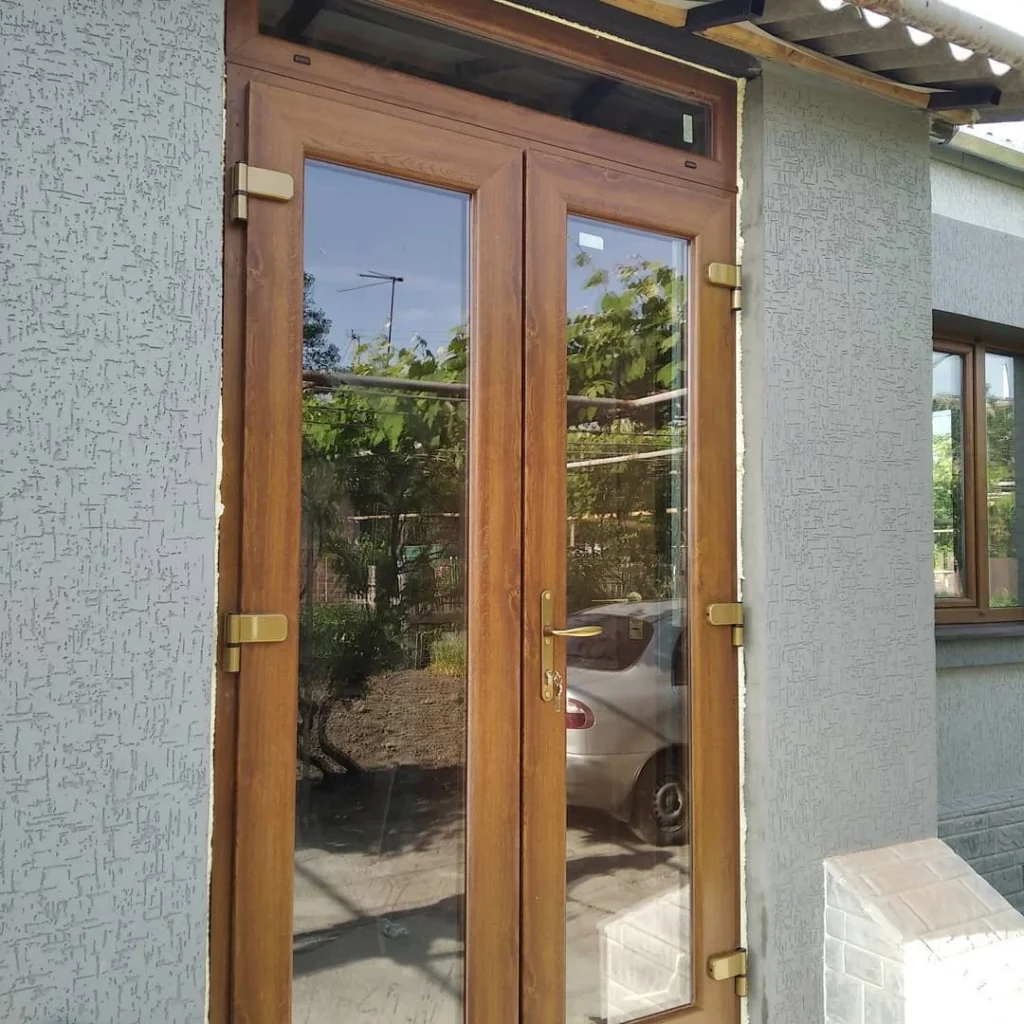 Дверна конструкція зі склінням: інший ракурс з боку фасаду