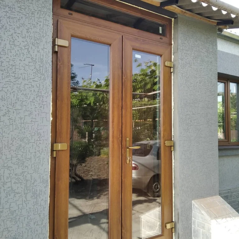 Двері зі склінням з боку фасаду