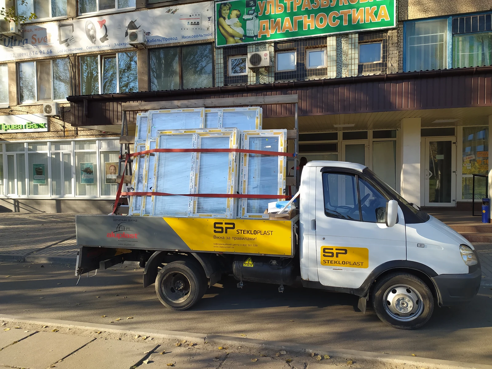 Віконні конструкції на транспортній стійці в кузові автомобіля