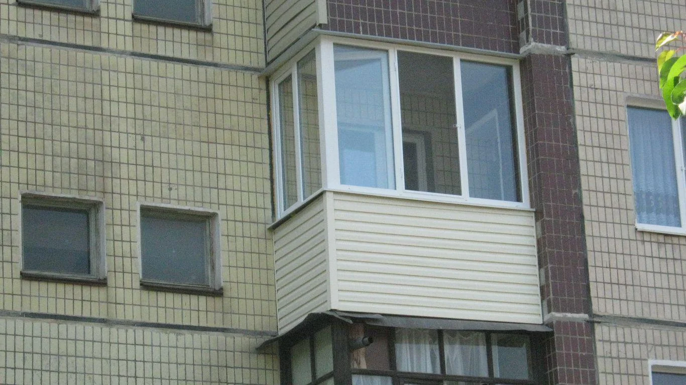 Світла горизонтальна обшивка парапету й бічної частини