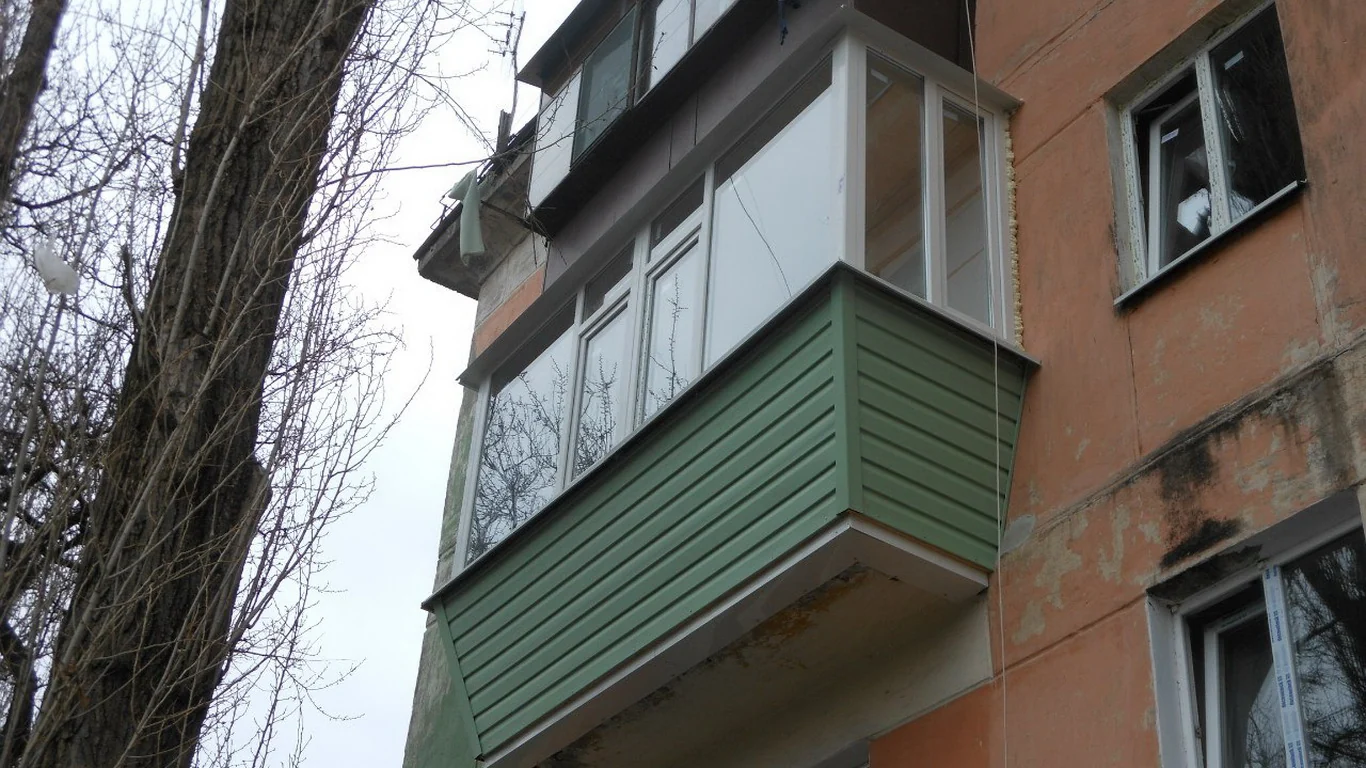 Зелена горизонтальна обшивка на куті балкона