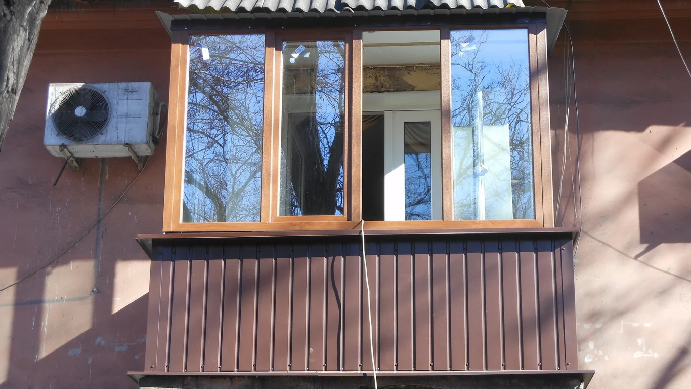 Коричнева обшивка під рамами з деревним декором